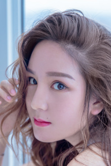 老爷含着春桃的乳
